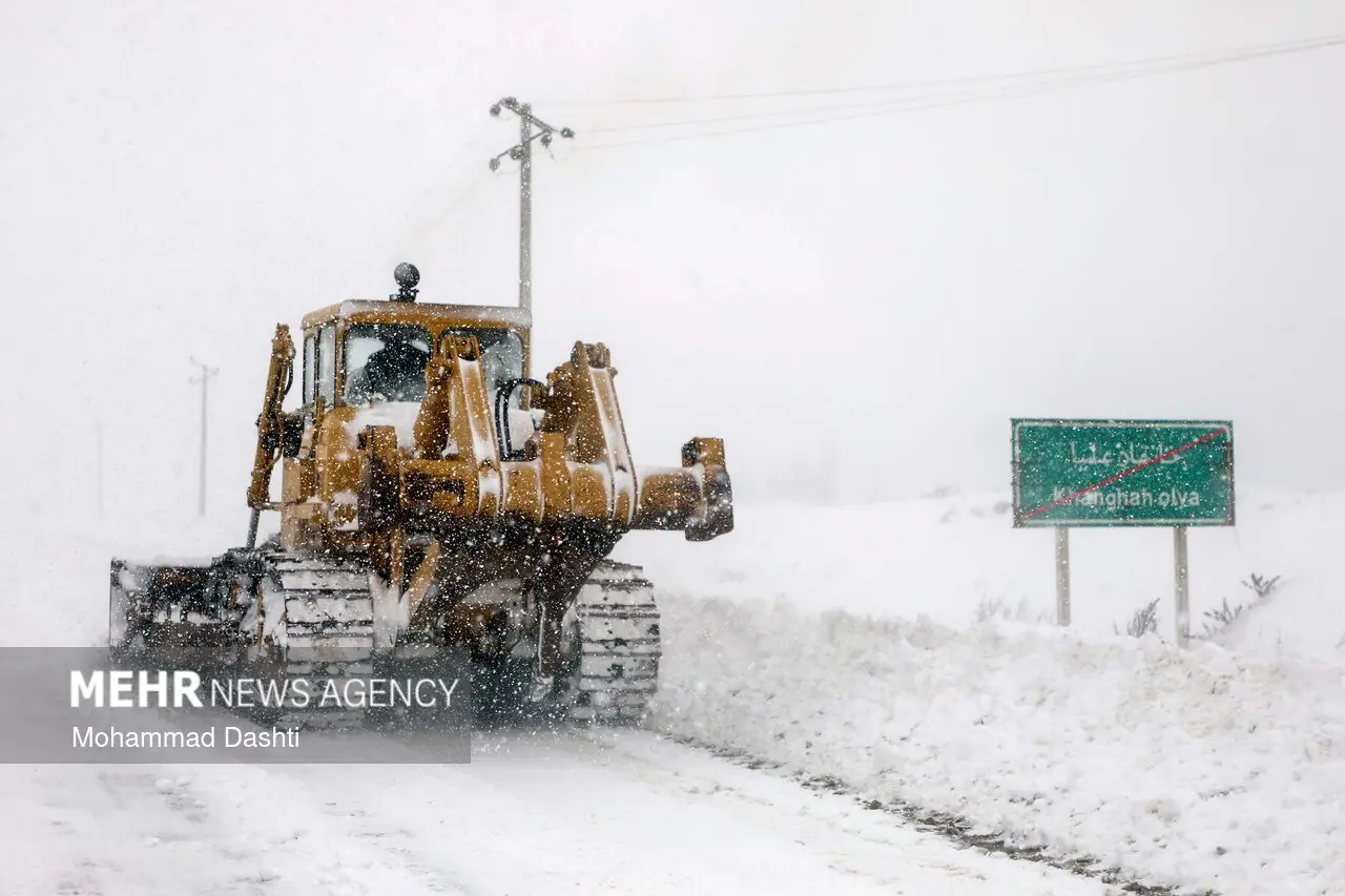 مسدودشدن جاده بخاطر بارش برف و کولاک راهدار