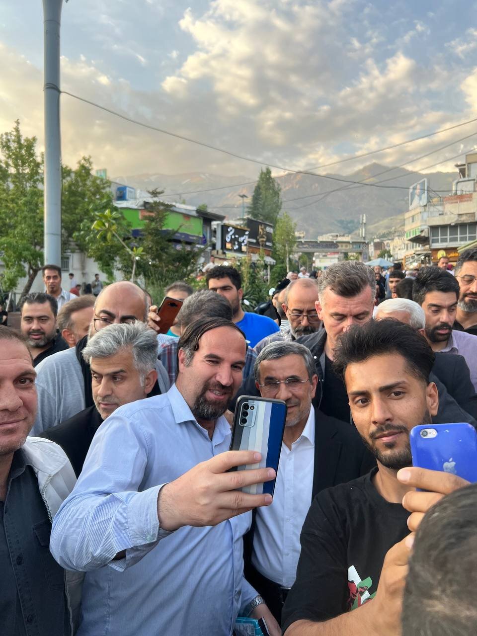 محمود احمدی‌نژاد کاندیدای ریاست جمهوری امروز به امامزاده صالح تجریش رفت.