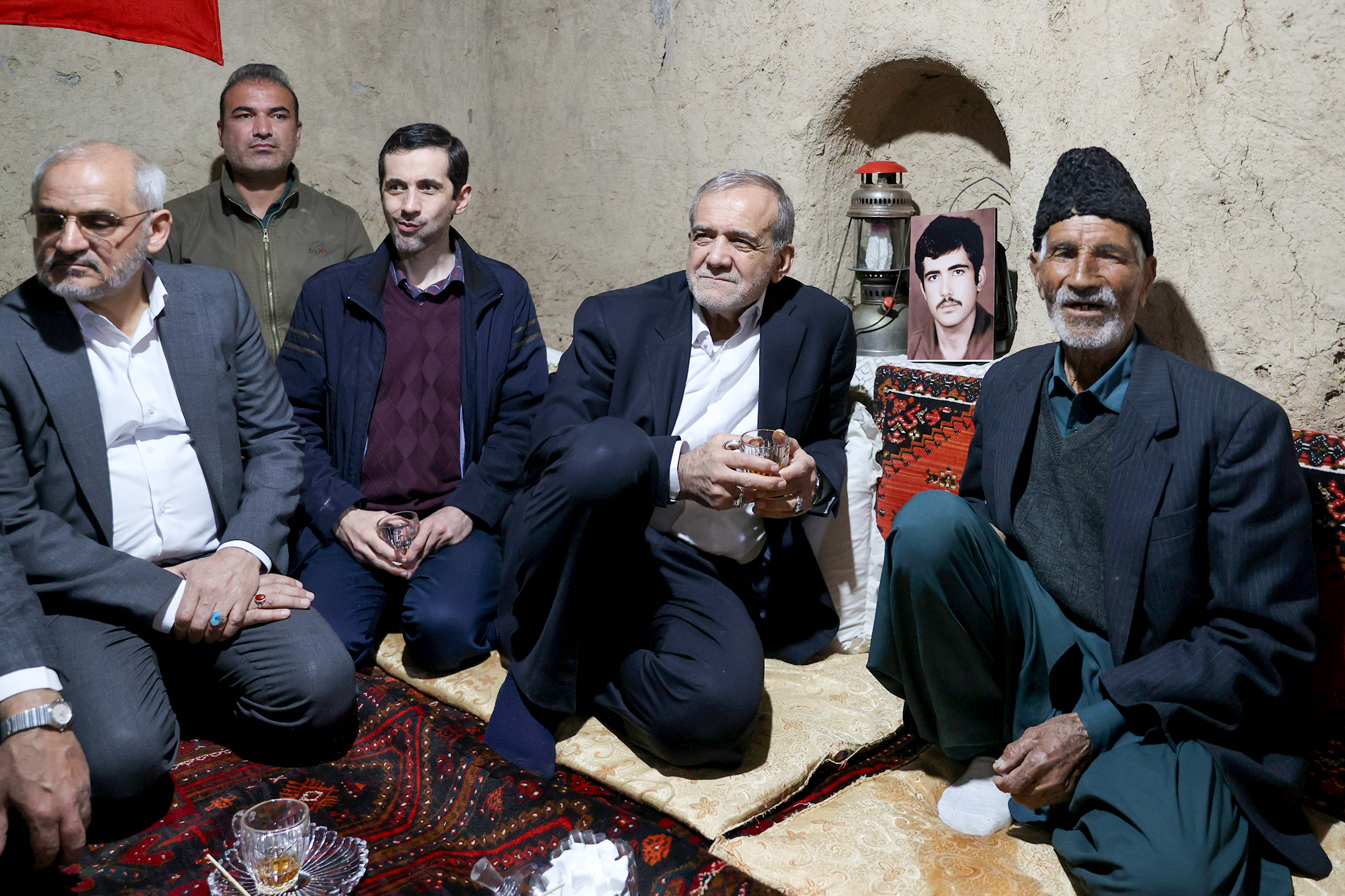 حضور پزشکیان در روستای کلوخی در سیستان و بلوچستان 