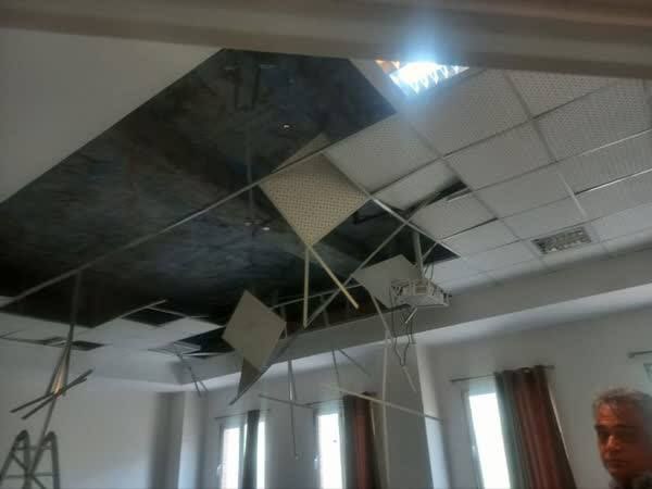 ریزش سقف دانشگاه