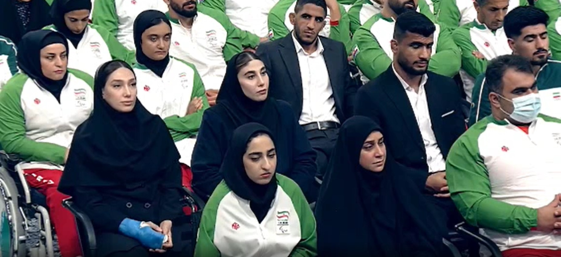رحمان عموزاد، مهران برخورداری و علیرضا مهمدی نیز کنار دختران تکواندوکاران ایران دیده می‌شوند.