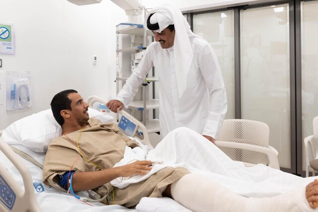 عیادت امیر قطر از مجروحان حمله رژیم صهیونیستی به دوحه  