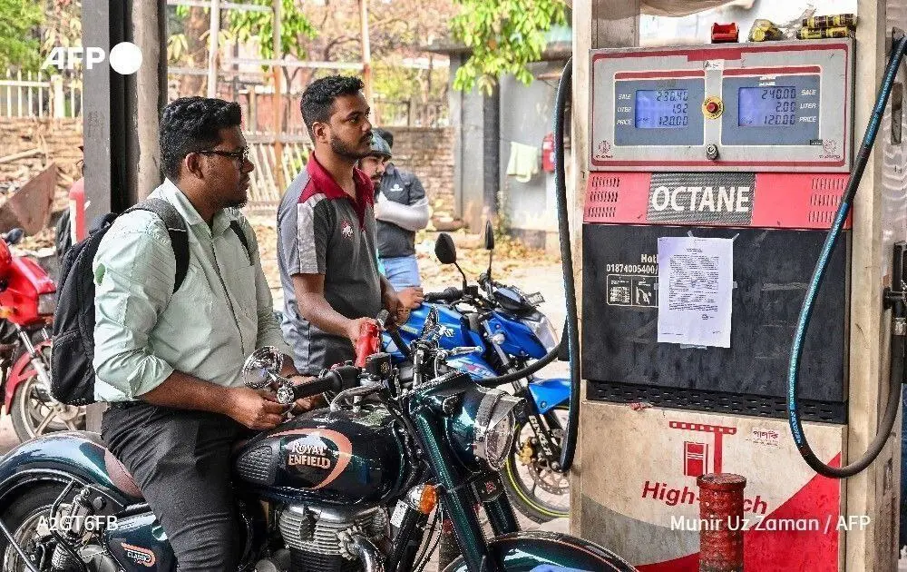 صف‌های کیلومتری بنزین در بنگلادش