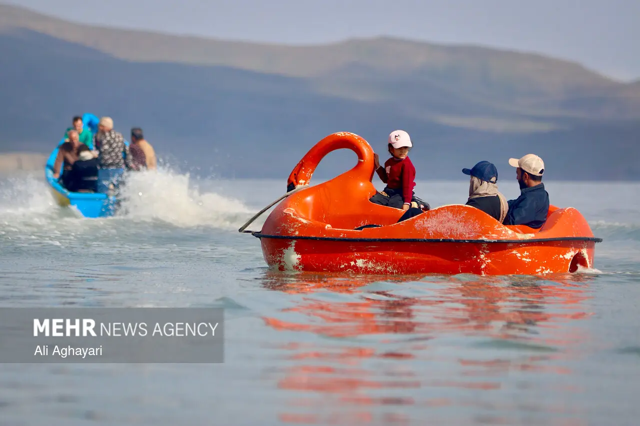 آب دریاچه ارومیه و گردشگران 
