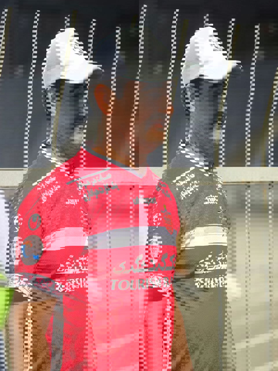 پیراهن پرسپولیس بر تن هوادار تاجیکی