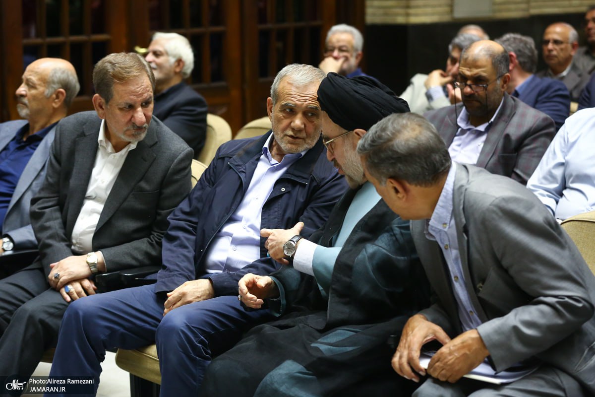 دیدار سید محمد خاتمی، جهانگیری و پزشکیان در مراسم ختم میلی منفرد
