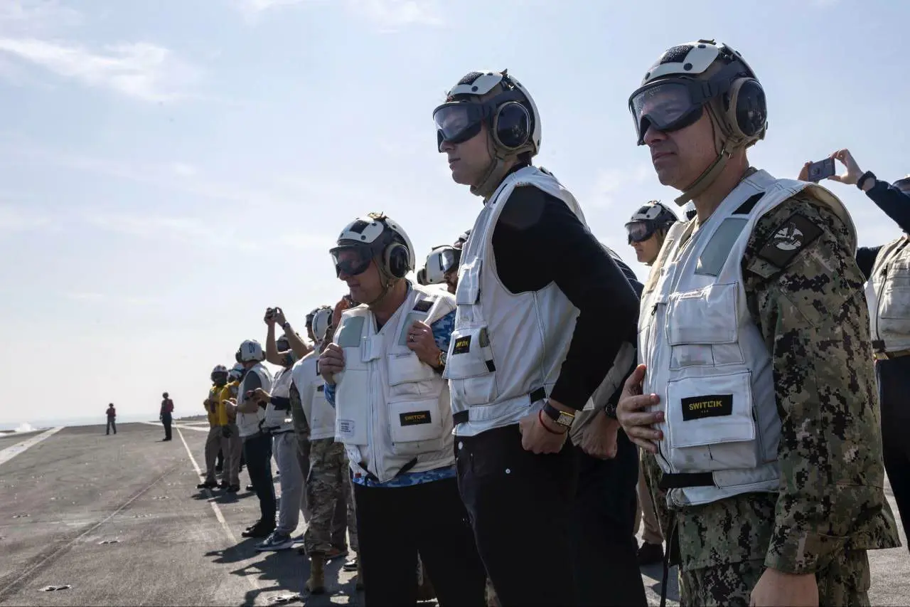 بازدید دیتکاف از ناو آبراهام لینکلن