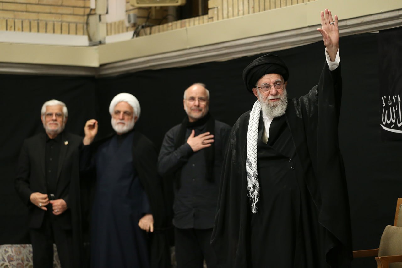 حضور رهبر انقلاب در حسینیه امام خمینی(ره) در مراسم عزاداری شب عاشورای حسینی