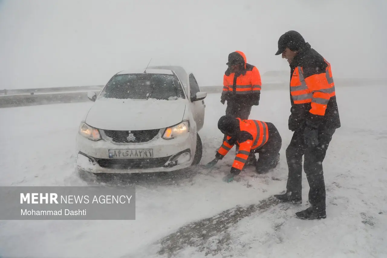 مسدودشدن جاده بخاطر بارش برف و کولاک راهدار