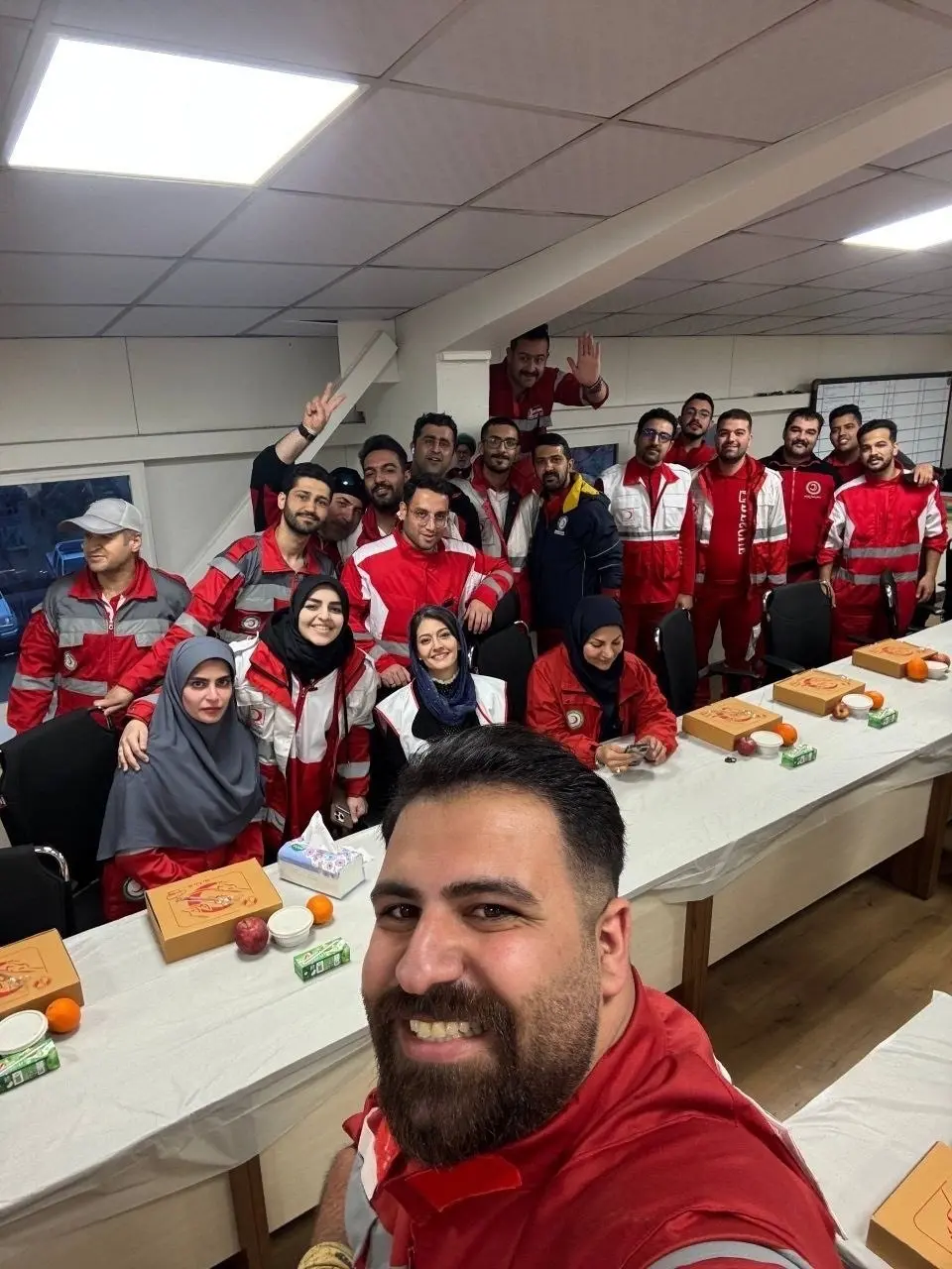 پردیس احمدیه بازیگر در جمع نیروهای هلال احمر در لحظه تحویل سال ۱۴۰۵