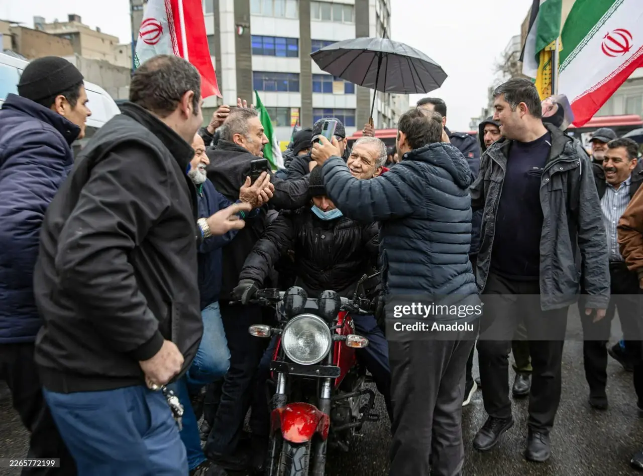 تصاویری متفاوت از رئیس جمهور در راهپیمایی روز قدس