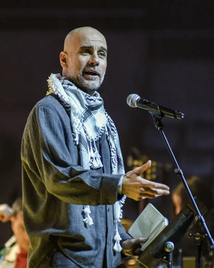 پپ گواردیولا با «چفیه فلسطینی» در مراسمی در بارسلونا1