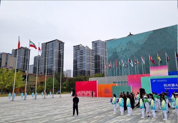 اهتزاز پرچم ایران در دهکده بازی‌های پاراآسیایی + عکس