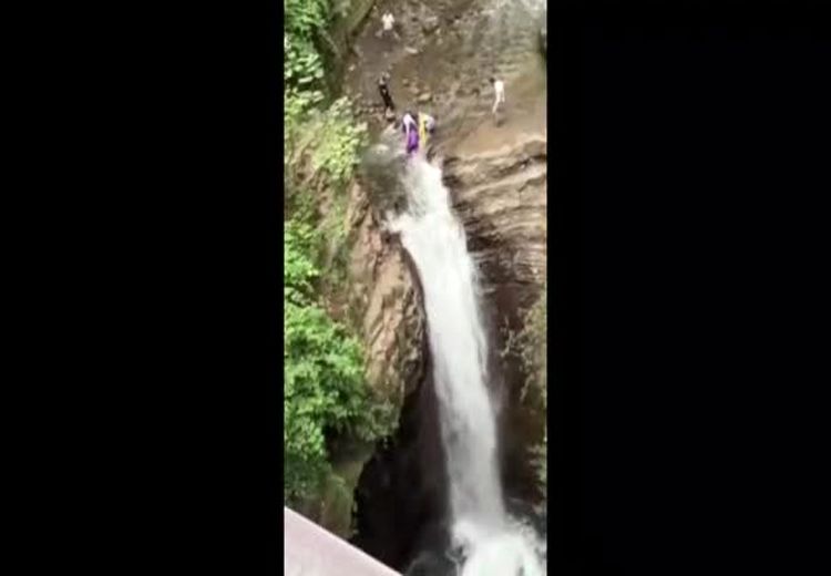 لحظه دلهره‌آور نجات یک خواهر و برادر از سقوط در آبشار