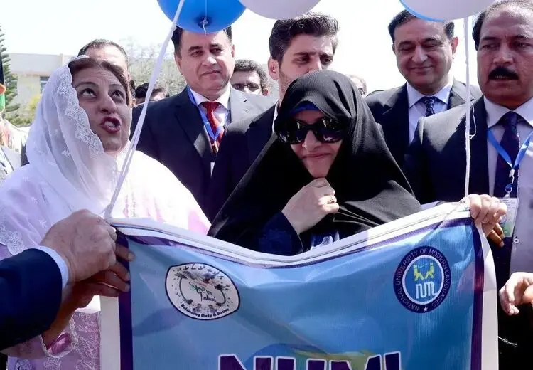 تیپ همسر ابراهیم رئیسی در پاکستان
