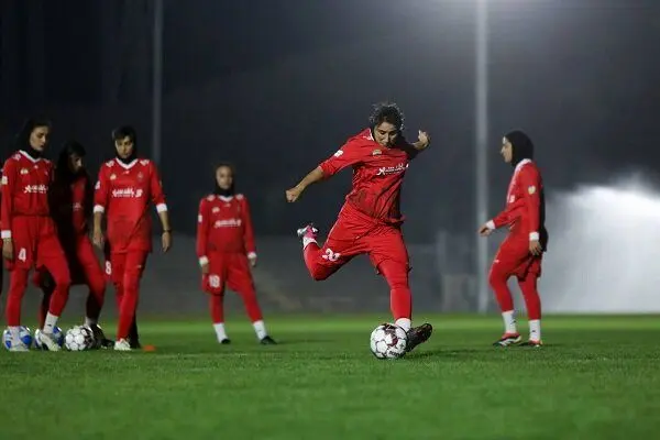 کنایه سرمربی سابق پرسپولیس به قرمزها/ تیم بدون ساختار نامزد سقوط است!