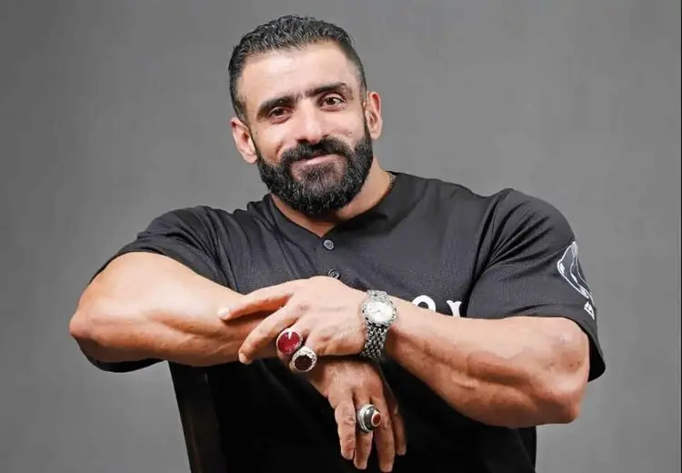 نقاشی هادی چوپان در باشگاه ورزشی