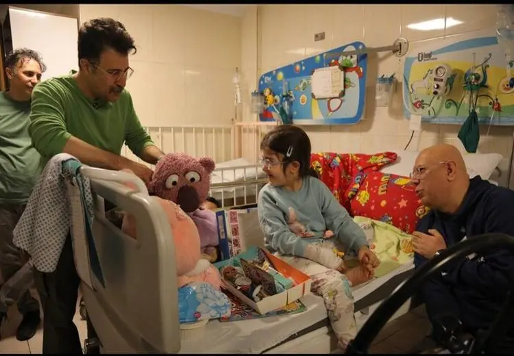 ملاقات هومن حاجی عبداللهی و جناب‌خان با کودکان مجروح/ تلاش برای زدودن اضطراب جنگ