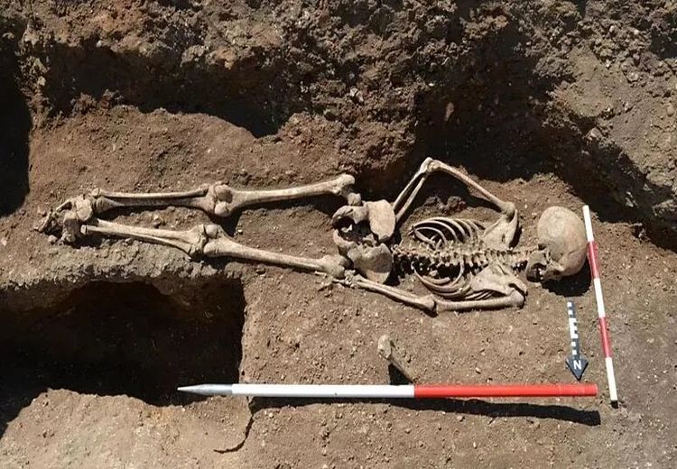 دفن عجیب یک دختر در قرون وسطی/ زنجیرشدن پاها برای جلوگیری از بلندشدن از گور + عکس