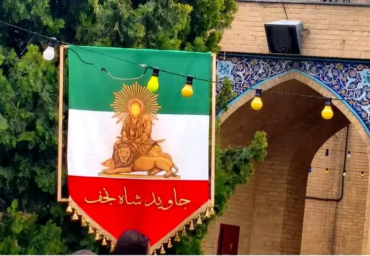 عکس پربازدید از یک پرچم در دانشگاه شریف
