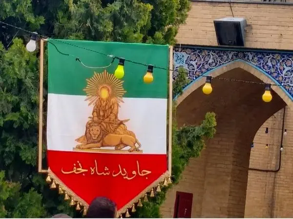 عکس پربازدید از یک پرچم در دانشگاه شریف