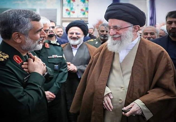لبخند رهبر انقلاب به سردار حاجی زاده/ عکس
