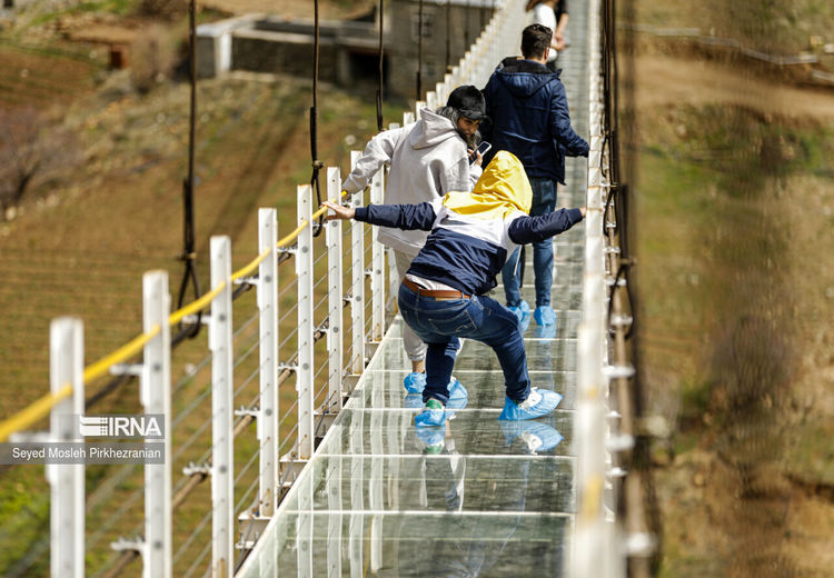 تصاویری از بازدید گردشگران از بزرگترین پل شیشه‌ای معلق ایران