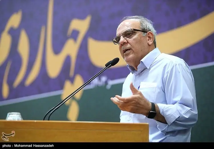 عباس عبدی: هدف قانون عفاف و حجاب، زمین زدن دولت پزشکیان است/ این قانون در بلندمدت مردم را متحداً در برابر حاکمیت قرار می‌دهد
