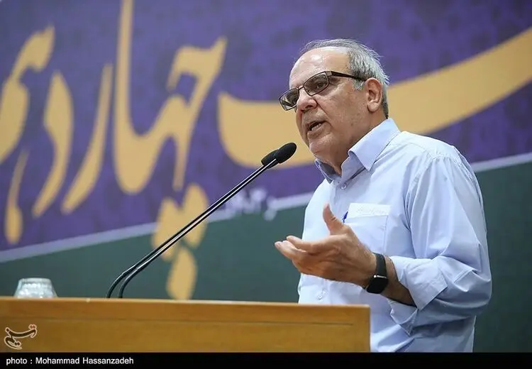 عباس عبدی: هدف قانون عفاف و حجاب، زمین زدن دولت پزشکیان است/ این قانون در بلندمدت مردم را متحداً در برابر حاکمیت قرار می‌دهد