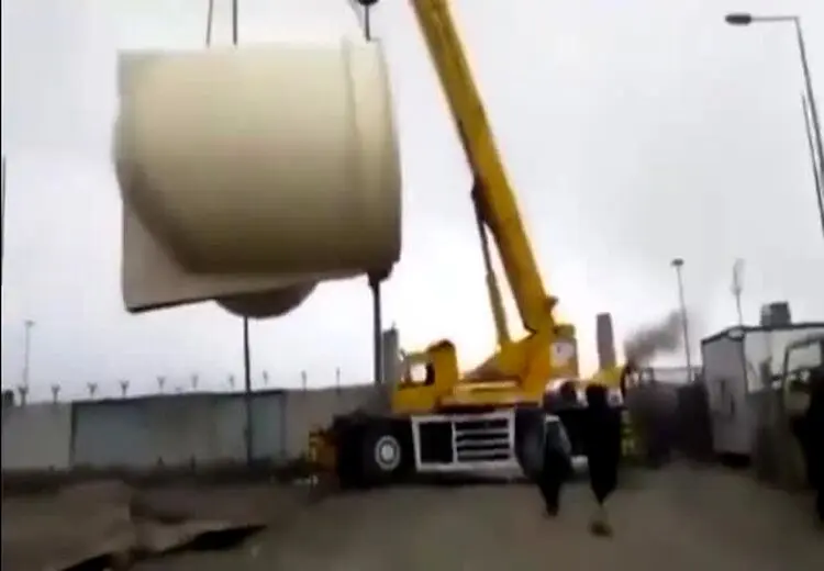  لحظه سقوط جرثقیل ۵۰ تُنی در مرز مهران