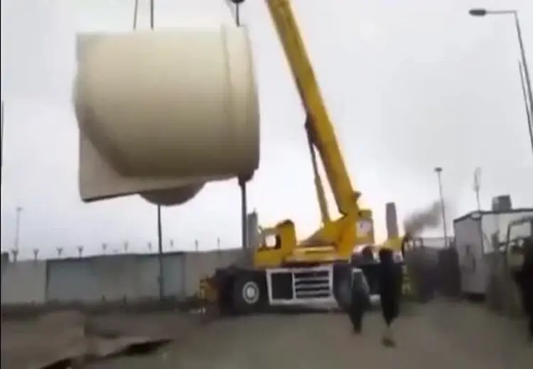  لحظه سقوط جرثقیل ۵۰ تُنی در مرز مهران
