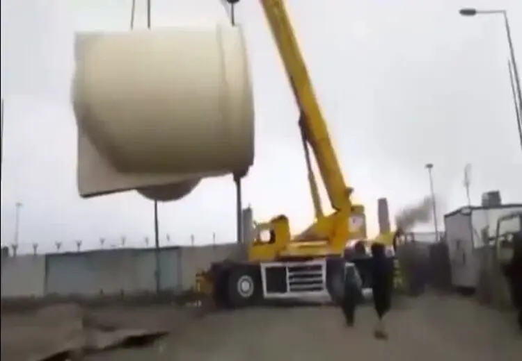  لحظه سقوط جرثقیل ۵۰ تُنی در مرز مهران
