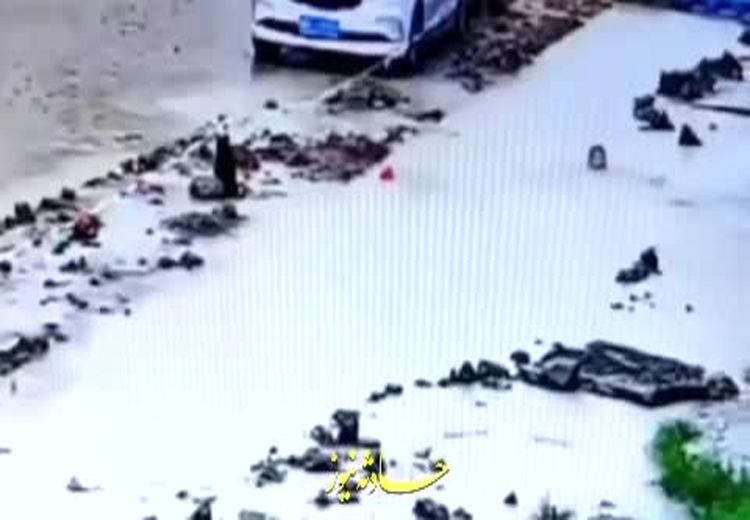  سقوط وحشتناک یک عابرپیاده در کانال آب در خیابان