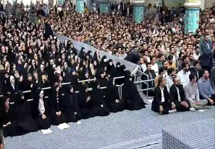 شوخی رهبر انقلاب با درخواست هدیه یک دانشجو