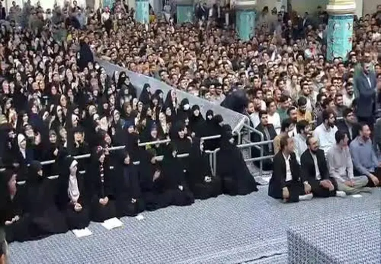 شوخی رهبر انقلاب با درخواست هدیه یک دانشجو