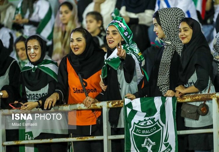 تصاویر زیبا از حضور زنان در استادیوم اراک