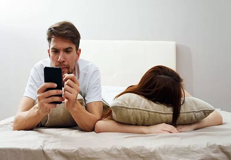 با نگاه‌کردن به موبایل چگونه به شریک زندگی خود آسیب می‌زنید؟