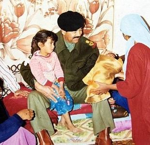 صدام حسین در حال بازدید از یک خانواده کشاورز در سال ۱۳۶۲