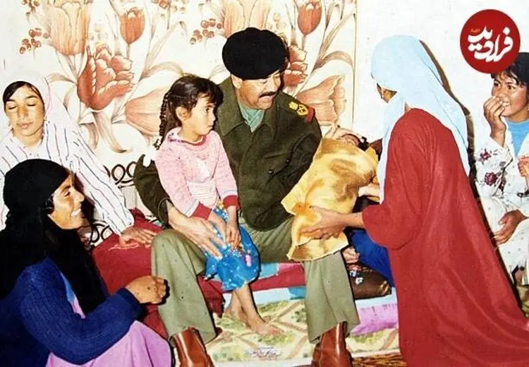 صدام حسین در حال بازدید از یک خانواده کشاورز در سال ۱۳۶۲