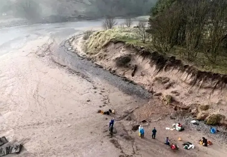 کشف ردپاهای ۲ هزار ساله در ساحل + عکس

