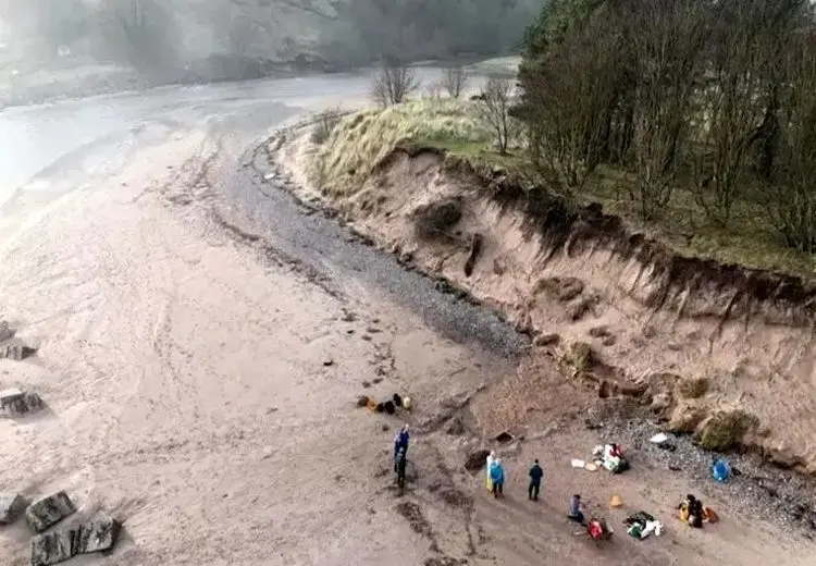 کشف ردپاهای ۲ هزار ساله در ساحل + عکس

