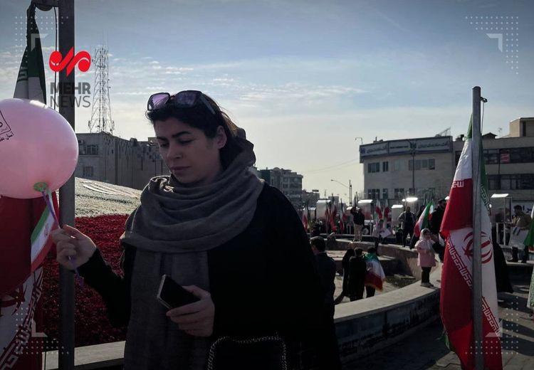 تمجید و توجیه روزنامه اصولگرا از حضور زنان بی حجاب‌ در راهپیمایی 22 بهمن