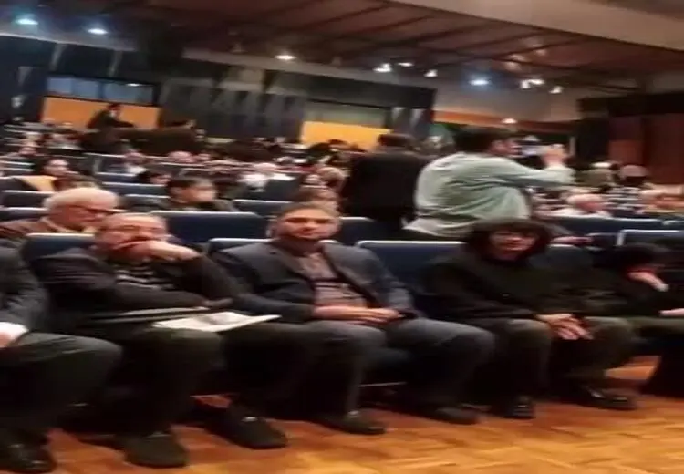ترک سالن توسط حاضران موقع سخنرانی حدادعادل/ فیلم