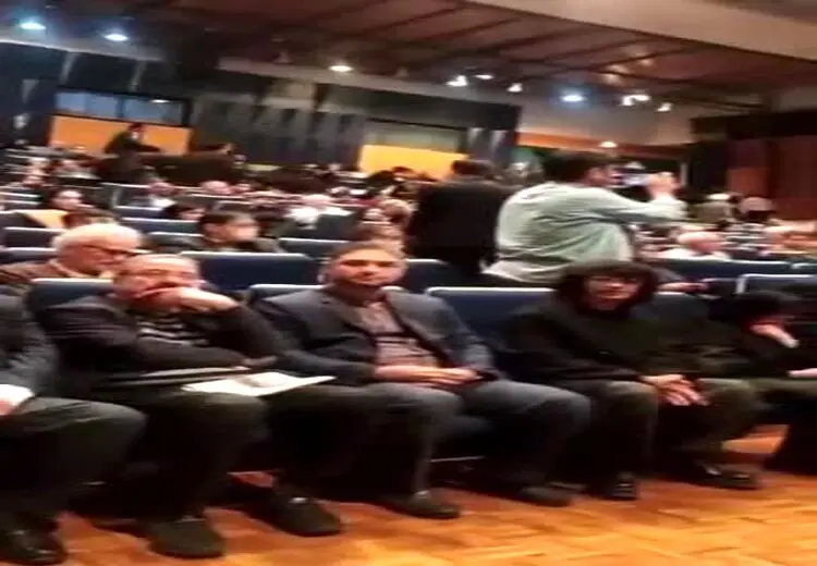 ترک سالن توسط حاضران موقع سخنرانی حدادعادل/ فیلم