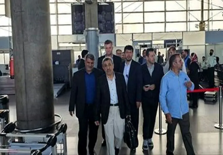 محمود احمدی نژاد در لحظه پس گرفتن پاسپورتش + عکس 