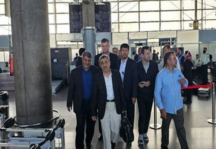محمود احمدی نژاد در لحظه پس گرفتن پاسپورتش + عکس 
