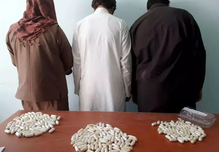 دستگیری چهار مسافر که ۳۵۰ بسته هروئین را بلعیده بودند
