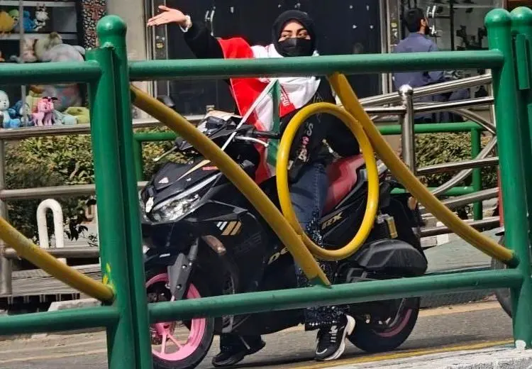  تصویر صداوسیما از زن موتورسوار در راهپیمایی ۲۲ بهمن