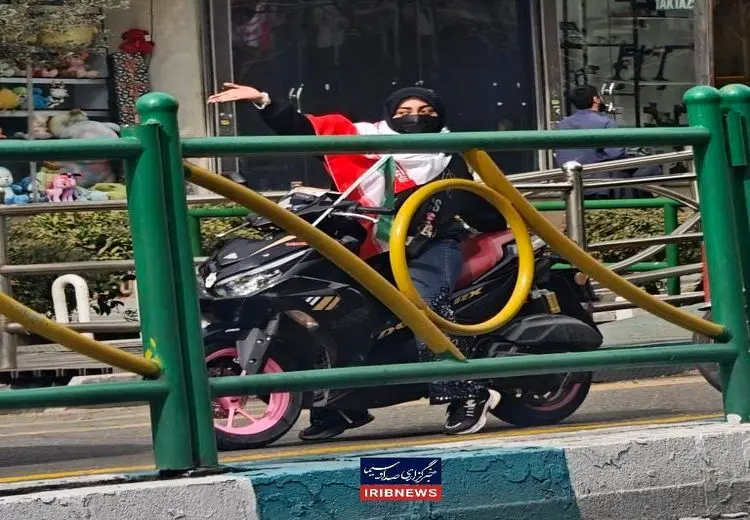  تصویر صداوسیما از زن موتورسوار در راهپیمایی ۲۲ بهمن