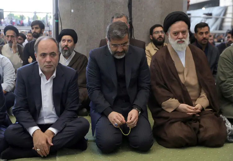 وزیر فرهنگ دولت رییسی در کنار فرزند رهبری